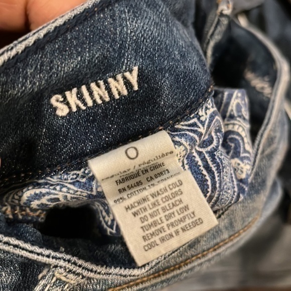 American Eagle stretched crop distressed jeans. - Picture 6 of 6